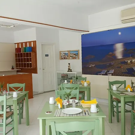 מלון Flame Lily &