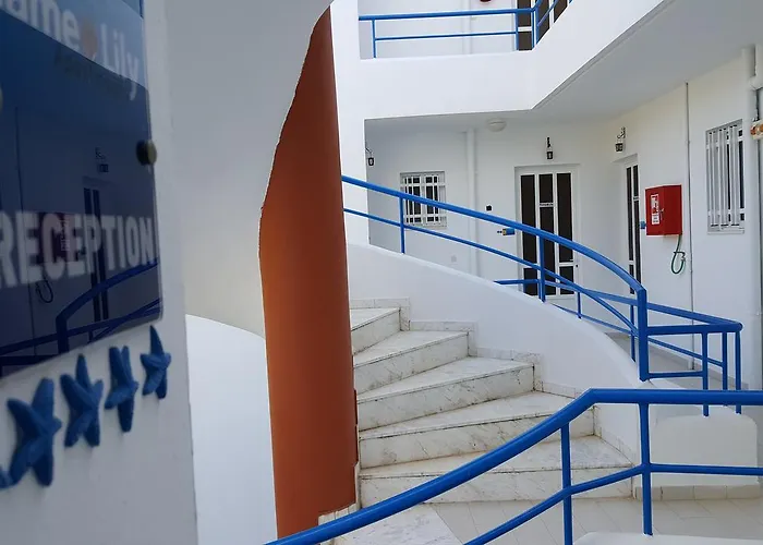 Flame Lily & 酒店 3*