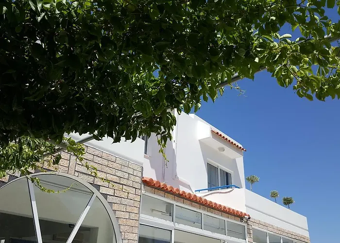 Flame Lily & מלון