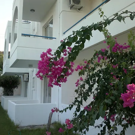 ホテル Flame Lily & ファリラキ